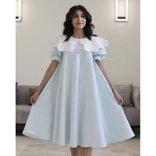 صورة فستان بناتي سماوي مشجر ورود بتصميم خصر مفتوح ودلعة بيضاء - 1200